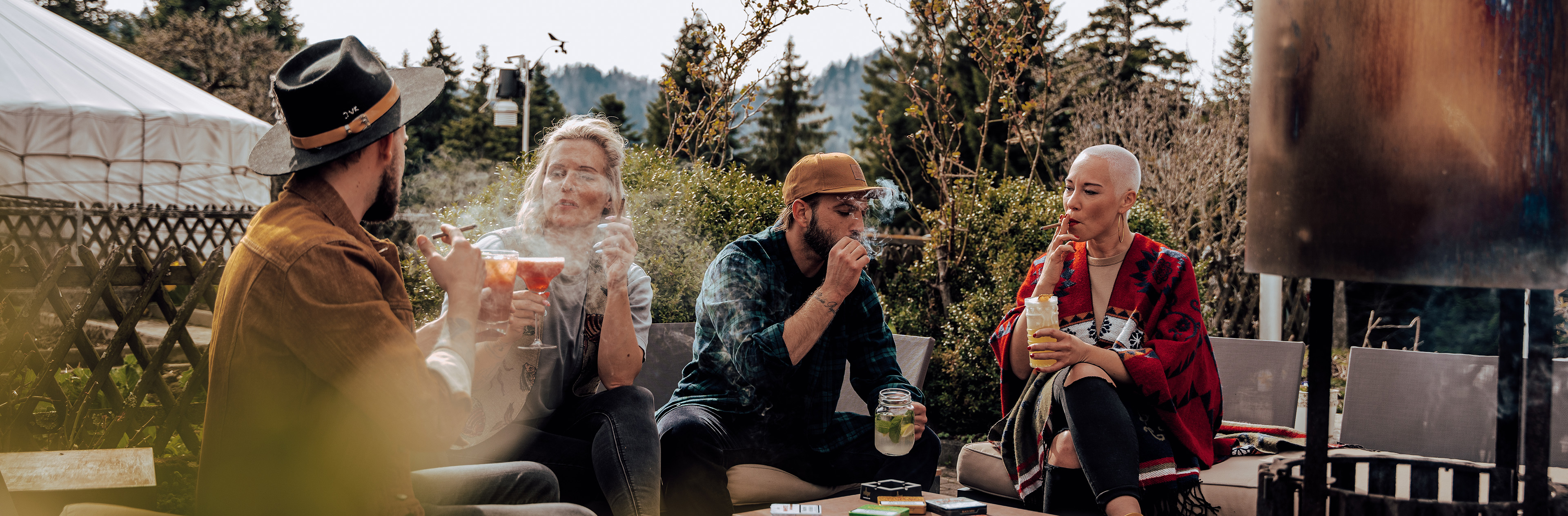 Outdoor gathering, Gruppe, Getränke, Rauch, casual Kleidung, Outdoor Gruppe, Freunde, Cocktails, Rauchen, Snacks, Gekräftigte Gruppe, Menschen, Draußen, Rauch, Getränk, people, outdoor, smoking, drinks, lounge