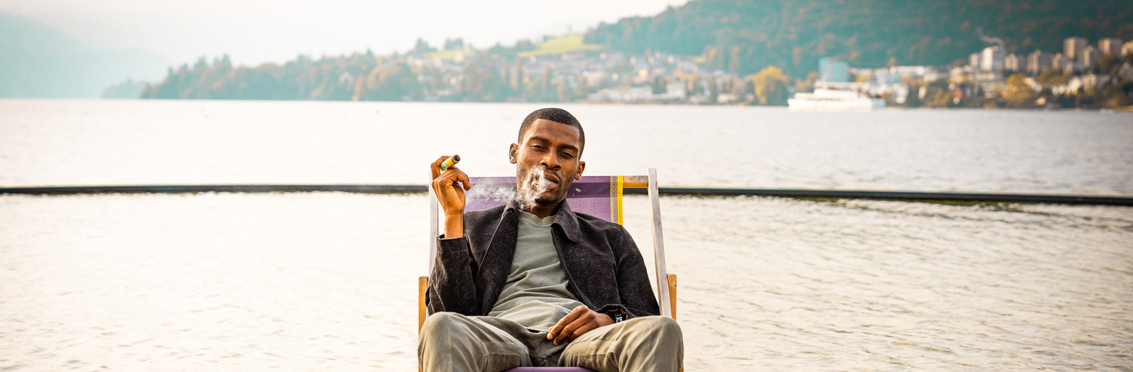 Mann, Zigarre, Rauch, Sitzend, Pier, mensch, Sitzendes Foto am See, Kleidung: Freizeit, Hanf?, Outdoor, Mann, Zigarre, Rauch, Loungesessel, Sonnenbrille?, Mann, See, Zigarre, Entspannung, Mann, Zigarette, Rauchen, Liegestuhl, im Freien