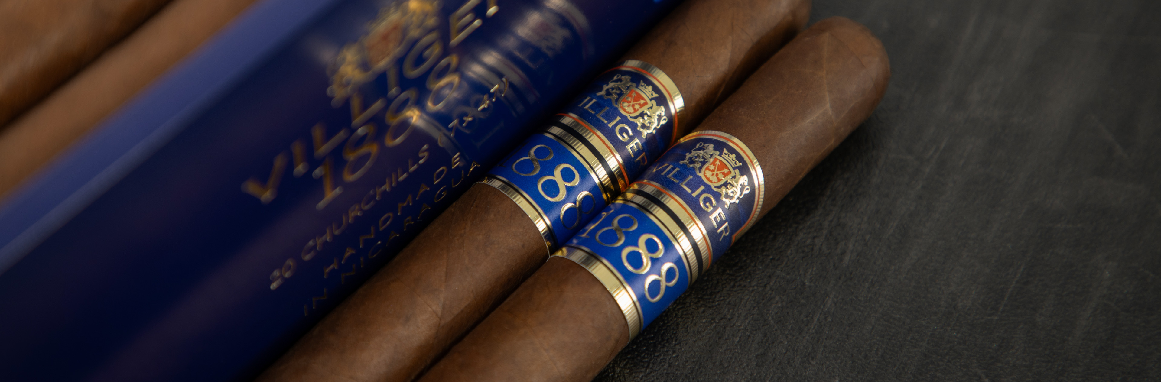 Zigarre, Kubanska cigarren, Hochwertige Zigarren, Rohblatt-Farbe braun, Zigarrenband blau, Zigarren, Kubanische Zigarren, Braun, Rauchtabak, Kunstlederverpackung, Zigarren, Kubanische Zigarren, Bunte Ringetiketten, Runde Zigarre, Hochwertiges Tabakblatt