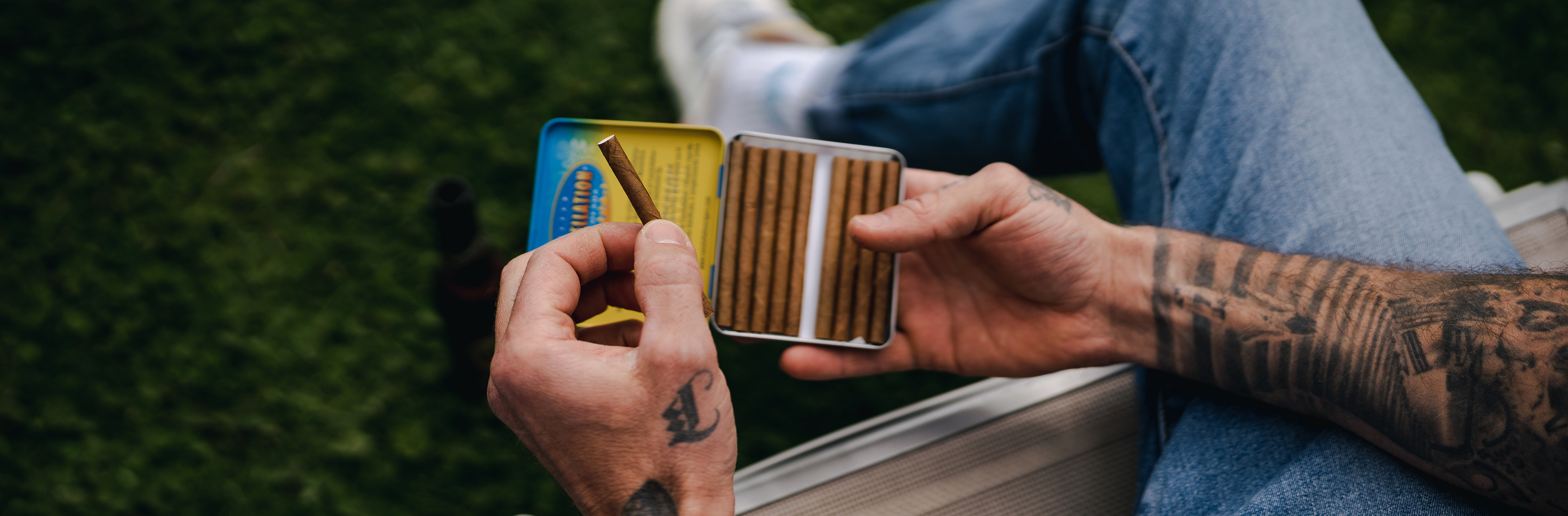 Zigaretten, Zigarette, Tabak, Zigarette?, Keks, Zigaretten, Rauchutensilien, Zigarettenetui, Motivige Muster, Zigarren?, Zigarre, Zigarrenrauch, Streichhölzer?, Tabak?, Döschen?, Zigarette, Tabak, Streichhölzer, Streichholzschachtel, Tabakdose