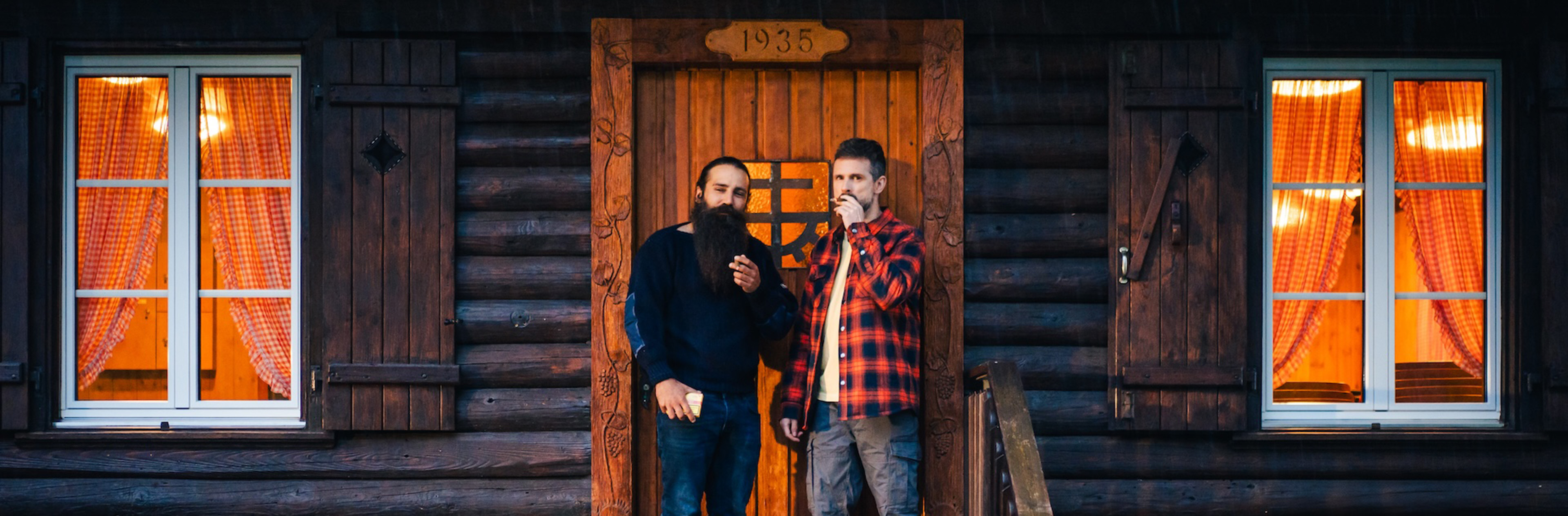 Plaaghehe, Vollbart, Holzblockhütte, zwei Männer, Türbereich, Holzhaus, zwei Männer, Bärtig, Flanellhemd, warme Beleuchtung, zwei männer, Bart, ierplaidhemd, Holzhaus, Türportal, Holzhaus, Blockhaus, Vordere Tür, zwei Männer, warme Beleuchtung