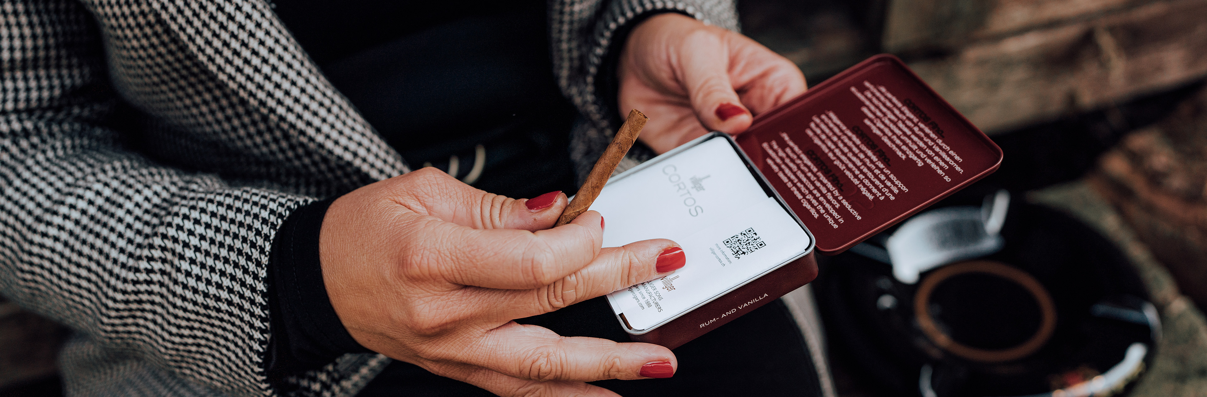 smartphone, hülle, wallet, zimtstange, QR-Code, smartphone, hülle, portemonnaie, zimt, kakao, handheld device, Cardhalter, Zimtstange, Zweifarbiges Mantel, QR-Code, Zimtstange, Telefonhülle, rote Nägel, Brieftasche, braun, texturiertes Mantelstück