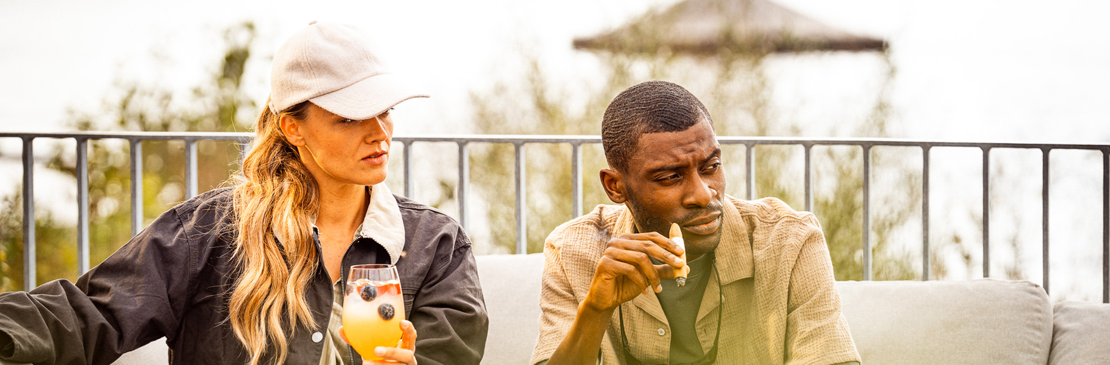 basiscap, casualcap, gewebtecap, beigecap, zweifarbencap, Kappe, Baseballkappe, Frau, Getränk, Außenaufnahme, Kappe, Baseballkappe, Hut, Outdoor, zwei Personen, Baseball cap, Casual cap, Hut für Damen, Hut, Kopfbedeckung